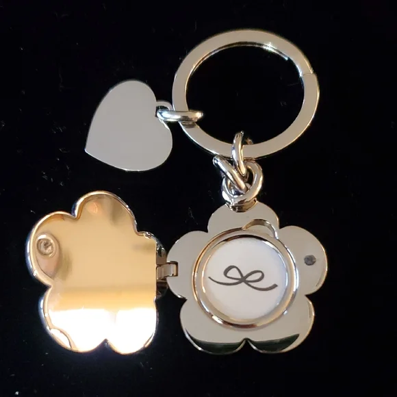 Heart & Clover Keychain Charm in Light Green - Picture 2 of 2